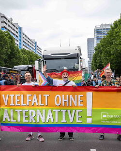 CSD Banner "Vielfalt ohne Alternative" Foto: Boaz Arad / Paritätischer Berlin