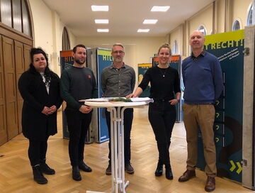 Gruppenbild von der Ausstellungseröffnung der Präventionswochen zur häuslichen Gewalt