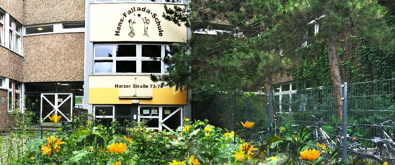 Schulbezogene Sozialarbeit der tandem BTL an der Hans-Fallada-Schule, Berlin Neukölln Grundschule mit gebundenem Ganztag und einem sonderpädagogischen Förderzentrum mit dem Schwerpunkt 'Lernen', Eingang